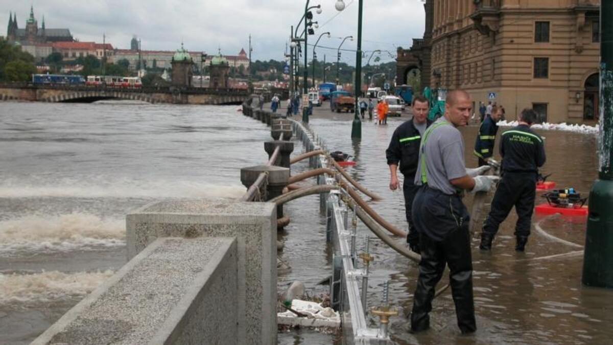 Hasiči zasahují v ulicích Prahy při povodních roku 2002.