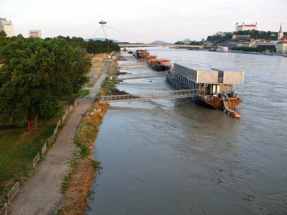 Na snímke vysoká hladina rieky Dunaj v Bratislave.