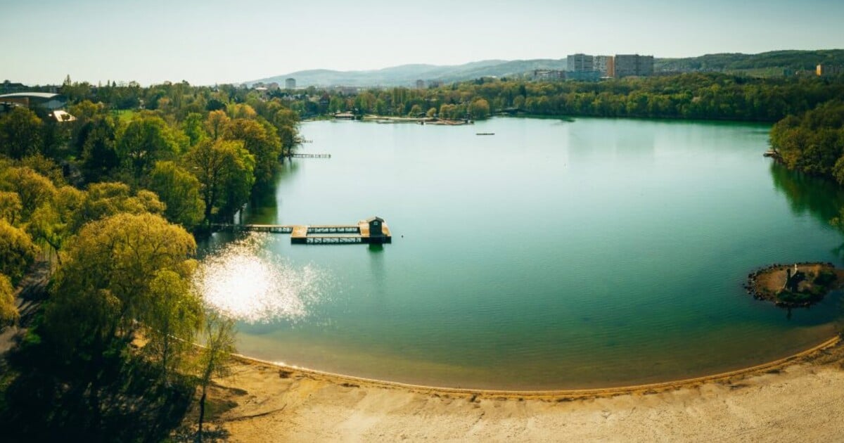 Jako u moře, ale v Česku. Tohle je TOP 5 tajných jezer, u kterých nepotkáš davy