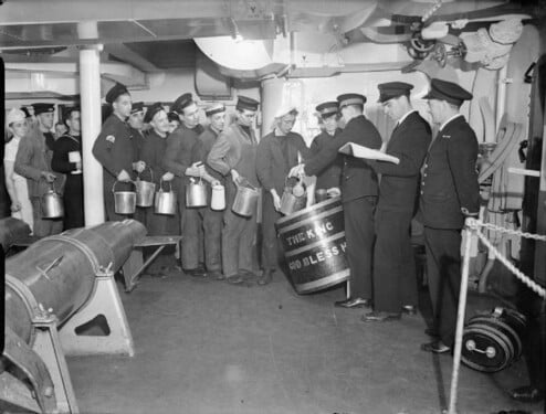 Rum je s námorníkmi úzko spätý. Od roku 1655 dostávali britskí námorníci ako prevenciu chorôb každé ráno pol litra rumu. Táto dávka sa označovala ako „tot“. Neskôr sa rum zmiešaval s vodou a prideľoval posádke po menších dávkach v priebehu dňa. Tento zvyk sa skončil 31. júla 1970. Smutný deň pre námorníkov si vyslúžil vlastný názov a pripomínajú si ho dodnes. Vieš, ako sa volá?
