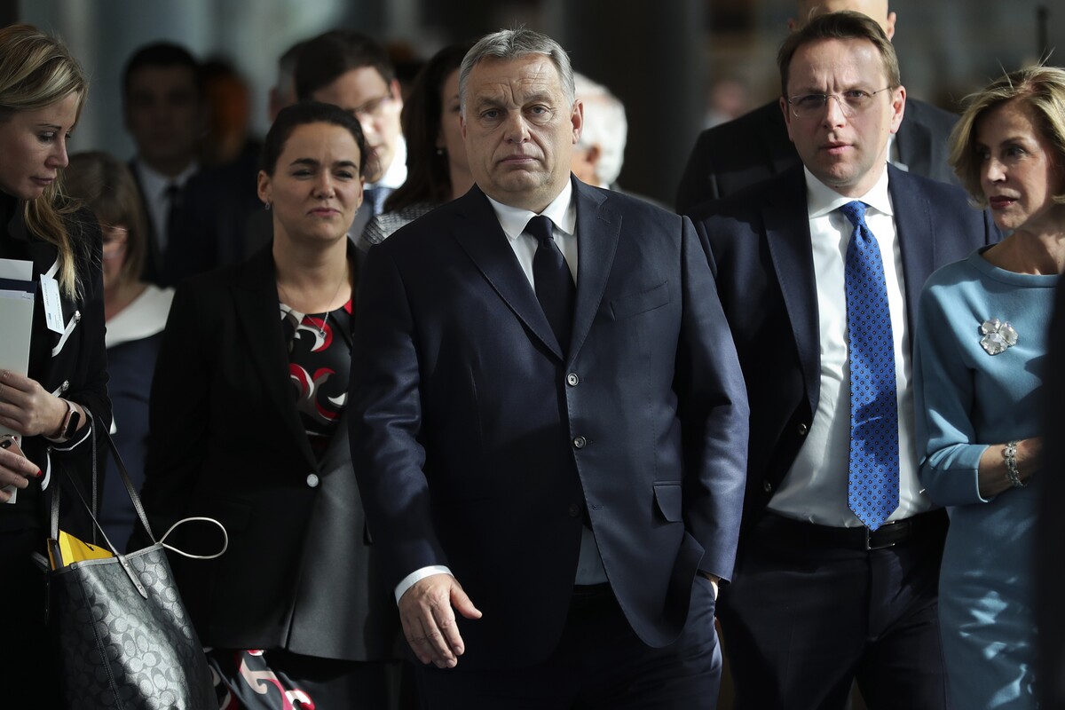 Na archívnej snímke z 20. marca 2019 maďarský premiér Viktor Orbán (uprostred) prichádza na stretnutie Európskej ľudovej strany (EPP) v Európskom parlamente v Bruseli. 