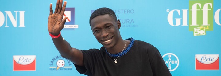 Khaby Lame je nejsledovanějším tiktokerem na světě. Z trůnu sesadil Charli D'Amelio