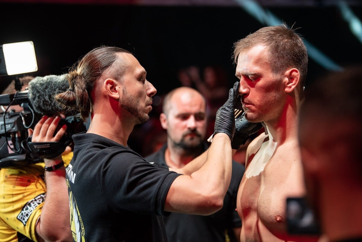 Bohumil Vojkůvka a Viktor Pešta na turnaji organizace OKTAGON MMA.