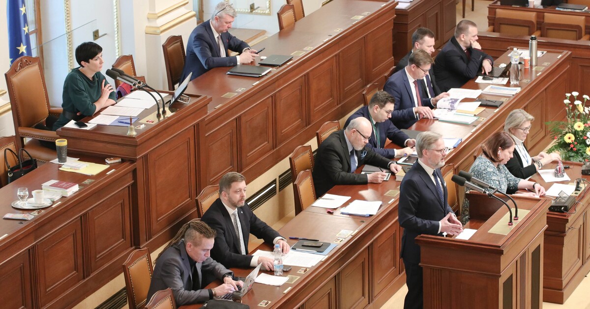 Sněmovna hlasuje o valorizaci důchodů, Babiš v pátek večer odmítal opustit řečnický pult