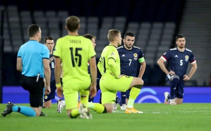 Čeští fotbalisté poklekli ve Skotsku v gestu solidarity s BLM. „Podporují rasismus proti bělochům?“ ptá se Klaus mladší