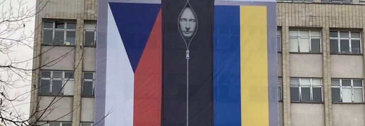 Plachtou s Putinem ve vaku na mrtvoly se zabývá policie