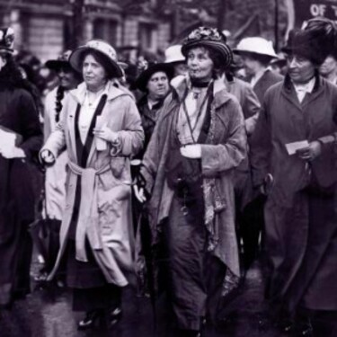 Aký bol názov radikálneho hnutia, ktoré začiatkom 20. storočia začalo bojovať za zrovnoprávnenie žien?