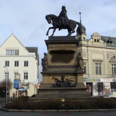 Ve kterém městě stojí tento pomník slavného českého panovníka?