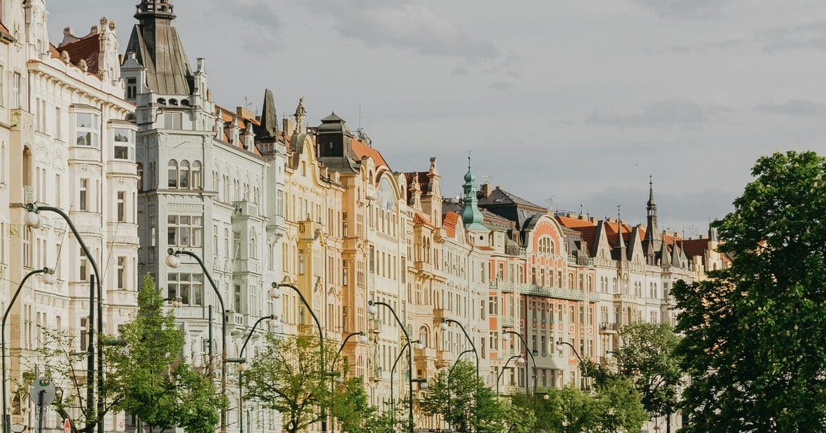 Praha ztrácí obyvatele, především kvůli vysokým cenám. Řešení není jen ve stavbě nových bytů, říká sociolog