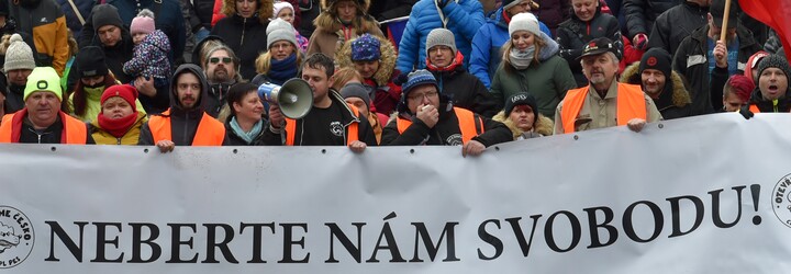 V Praze opět protestovali odpůrci očkování. Svlékli se do půl těla, podpořit je přišel i Karel Janeček
