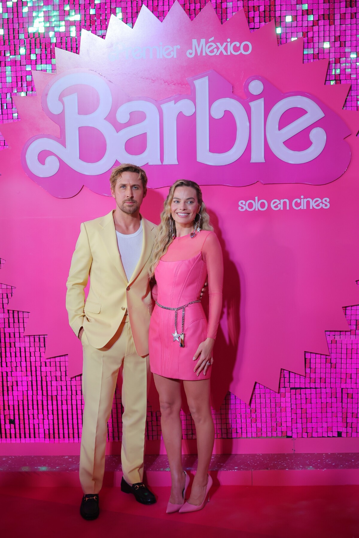 Margot Robbie a Ryan Gosling na premiére v Mexiku. Margot má šaty a náušnice od značky Balmain.