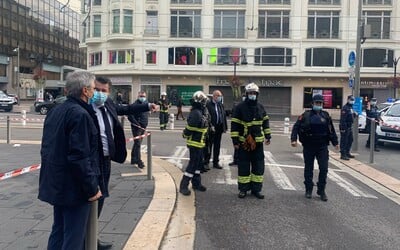 Útočník vo francúzskom kostole odrezal žene hlavu nožom a zabil ďalších dvoch ľudí. Úrady útok vyšetrujú ako terorizmus.