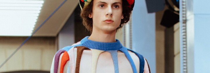 Štrikovaný „svetr“ má více děr než látky. Britská značka JW Anderson ho nabízí za skoro 30 tisíc korun