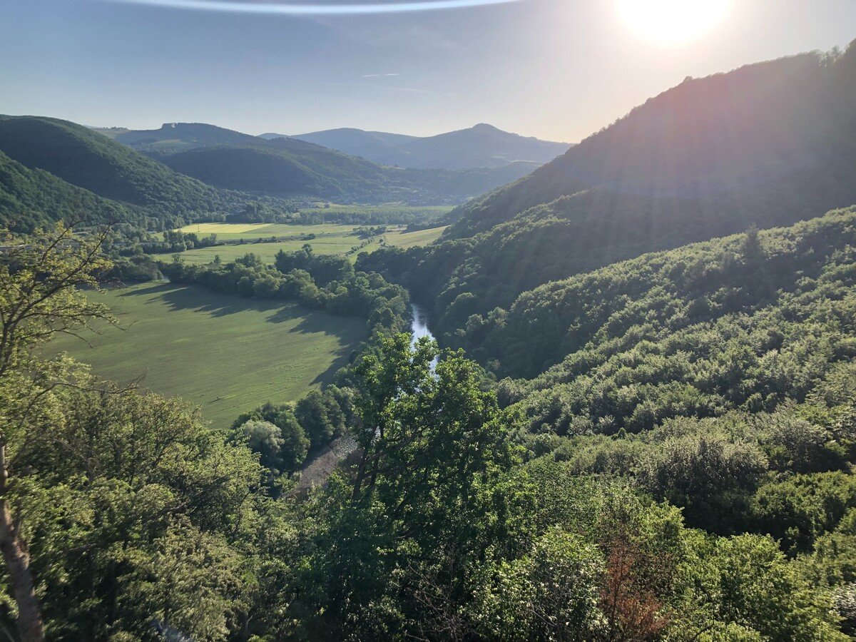 Ráno sa hrad zmenil na oázu pokoja.