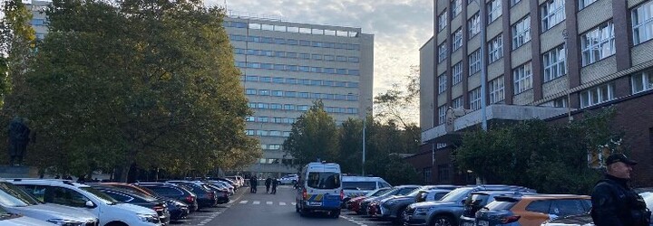 Vysokou školu ekonomickou v Praze opět kontrolovali policisté, nahlášení bomby se nepotvrdilo