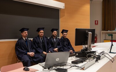 Univerzita Komenského spustila historicky prvé online štátnice. Cez internet budú ako prví odpovedať lekári. Za jeden deň by mala každá komisia vyskúša približne desať študentov.