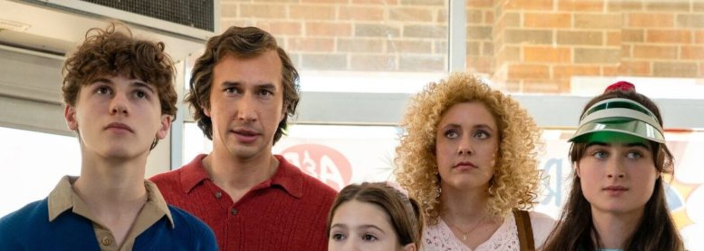 Adam Driver sa vo filme White Noise snaží udržať svoju rodinu pokope počas absolútneho šialenstva a ekologickej katastrofy