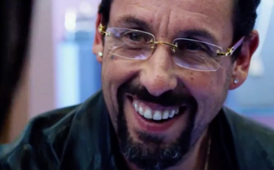 Adam Sandler je podvodník a gangster, ktorý ako klenotník okráda svojich klientov Adam Sandler je podvodník a gangster, ktorý ako klenotník okráda svojich klientov
