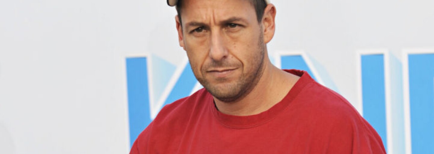 Adam Sandler natáčí film v Praze. Potkat ho můžeš v okolí Staroměstského náměstí