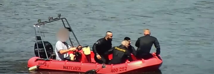VIDEO: Agresivní výtržník se snažil policii uplavat ve Vltavě, s jeho dopadením pomáhali i muži v člunu a na šlapadle