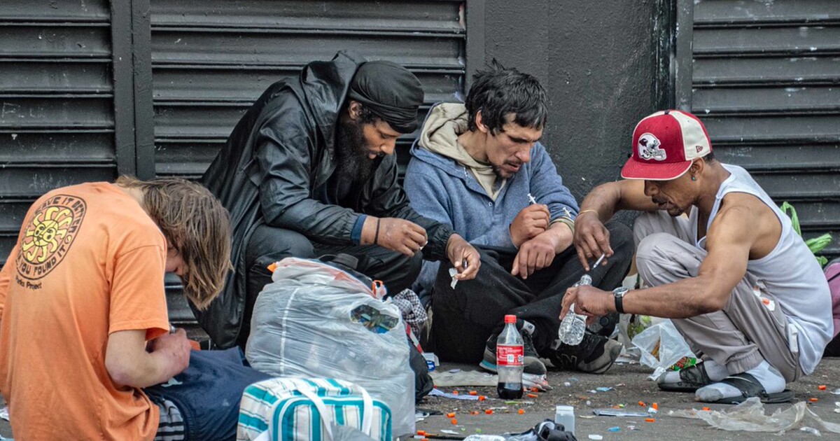 Děsivá droga fentanyl mění lidi v „zombies“. Spojené státy chtějí smrtící látku dostat z ulic