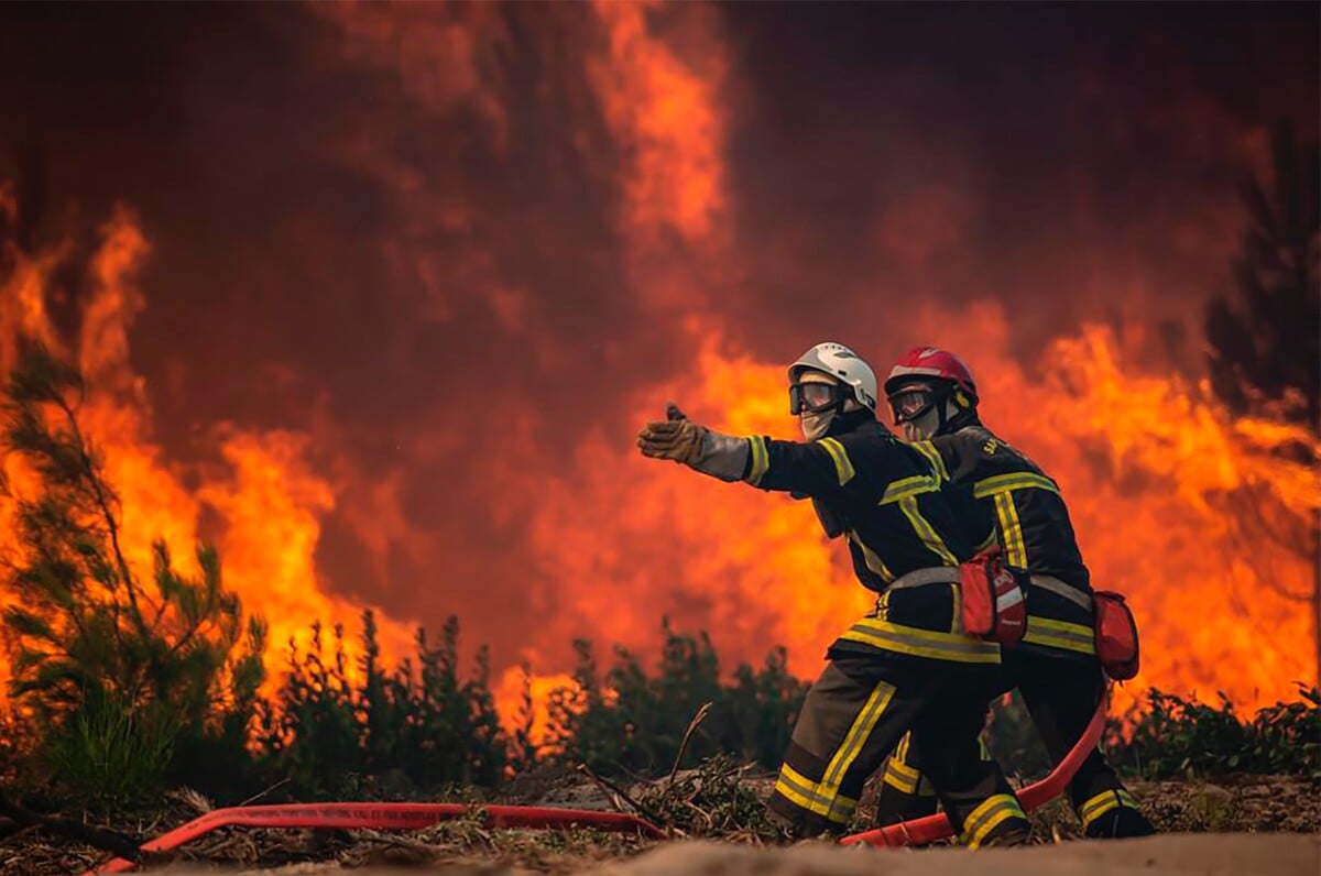 Na snímke hasiči počas lesného požiaru v La Test-de-Buch na juhozápade Francúzska 18. júla 2022.