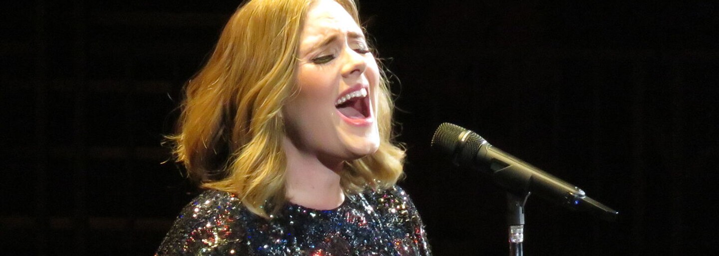Adele s odhaleným dekoltom pózuje na titulke Vogue. Po dlhoročnej pauze rozpráva o rapídnom chudnutí či rozvode