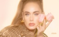 Adele žiari šťastím v oblečení od značiek Burberry či Gucci. Novým albumom prekonala aj Champagne Papiho