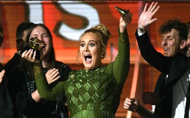 Adele přelomila svoji cenu Grammy vejpůl, aby se rozdělila s Beyoncé. Americká zpěvačka si ji dle ní zasloužila mnohem víc Adele přelomila svoji cenu Grammy vejpůl, aby se rozdělila s Beyoncé. Americká zpěvačka si ji dle ní zasloužila mnohem víc