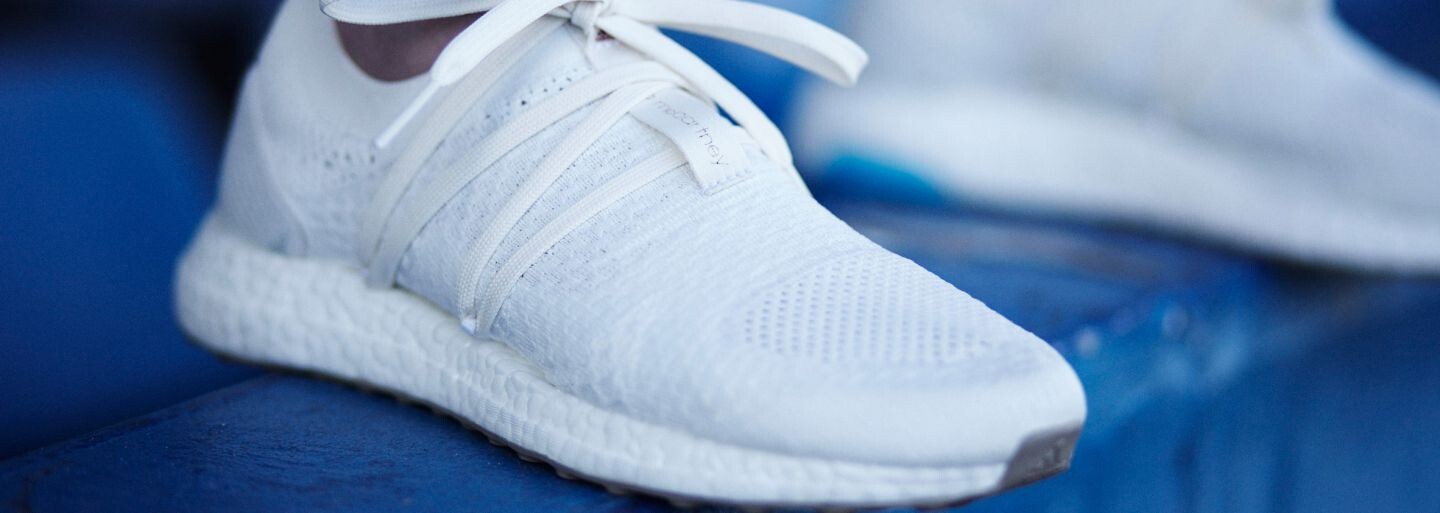 Adidas opäť siahol po recyklovaných plastoch z oceánu a vytvoril nádhernú dámsku tenisku v pôsobivom bielom šate