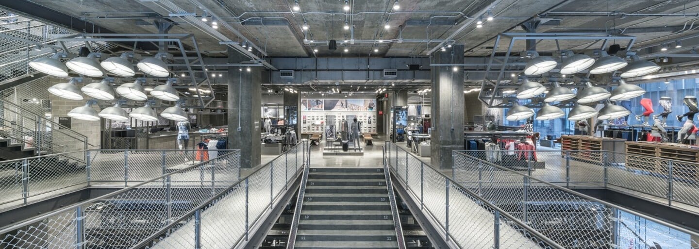 adidas otvoril v New Yorku svoju najväčšiu predajňu na svete. Je inšpirovaná stredoškolskými štadiónmi