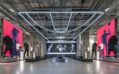 adidas otvoril v New Yorku svoju najväčšiu predajňu na svete. Je inšpirovaná stredoškolskými štadiónmi adidas otvoril v New Yorku svoju najväčšiu predajňu na svete. Je inšpirovaná stredoškolskými štadiónmi