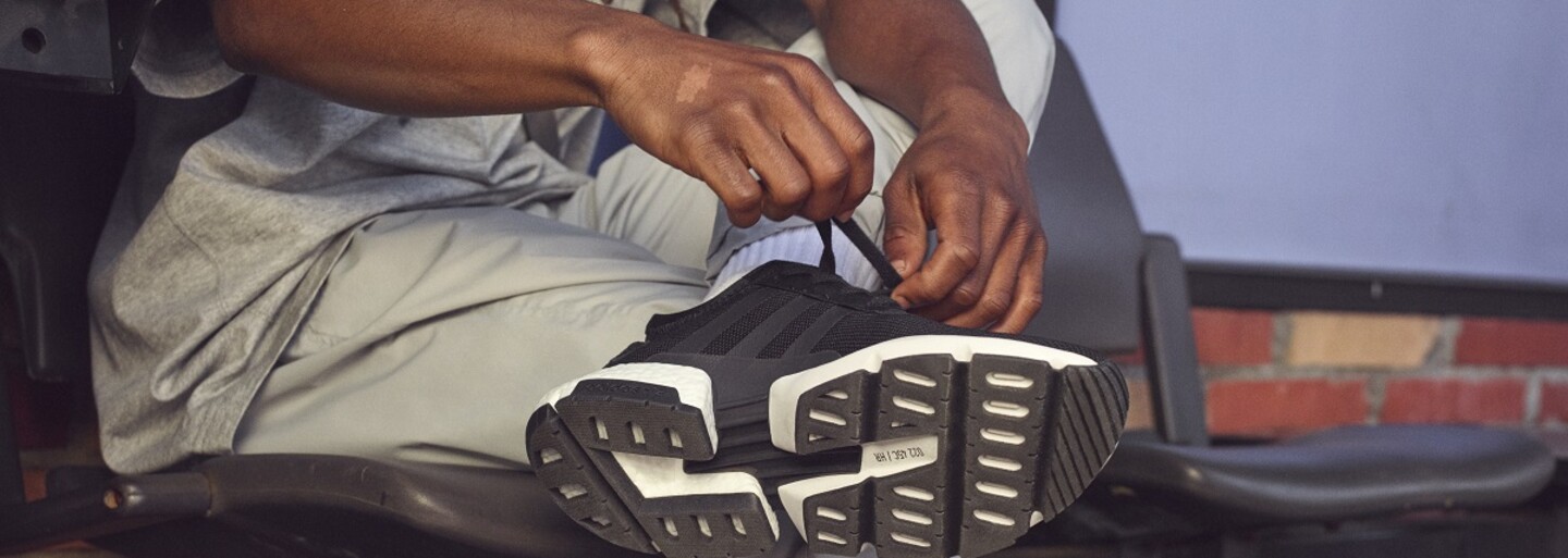 adidas představuje nový koncept tenisek, kombinuje ikonické detaily s moderní technologií. Novinku doplňuje minimalistická kolekce KAVAL