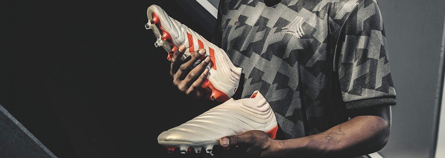 adidas přináší fotbalovou revoluci. Beztkaničková kopačka žene hráče k ještě lepšímu výkonu