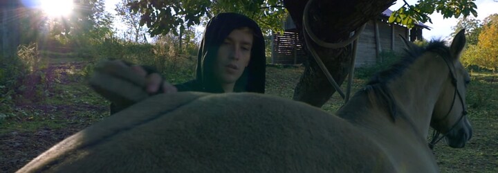 Maniak si v novém klipu vyzkoušel práci farmáře. Jeho poslední mixtape už je téměř vyprodaný