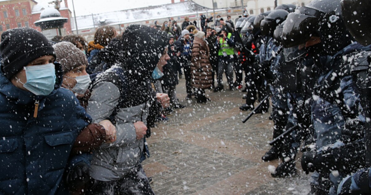 Žena z Moskvy poslala peníze Ukrajině. Při útěku z Ruska ji zatkli, obvinili z vlastizrady a hrozí jí 20 let vězení