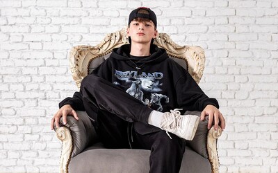 Nový člen Blakkwoodu balí Skittles do sáčků jako drogy. Grey256 ohlásil vstup do labelu, klip a album.