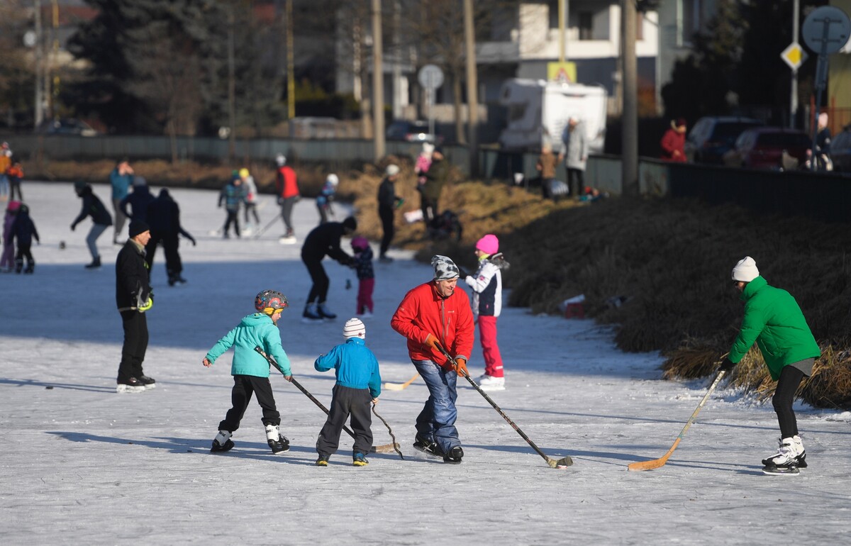 Na snímke korčuľovanie na zamrznutom Mlynskom náhone v Košiciach 13. januára 2024.