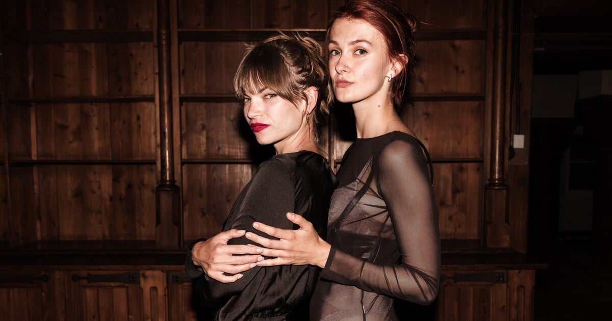 Soňa a Martina v Praze organizují tajemné erotické párty. Někde se smíš jen dívat, na jiných své fantazie prožiješ na vlastní kůži