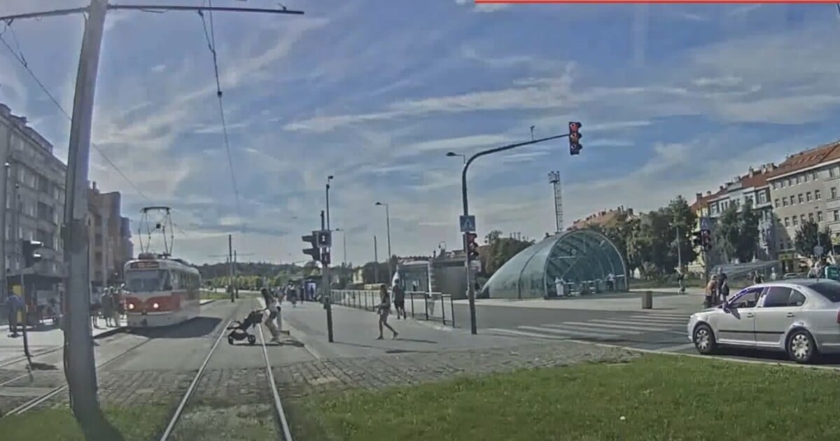 VIDEO: Hrozivé záběry z Prahy ukazují střet tramvají s chodci. Mají sloužit k osvětě cestujících