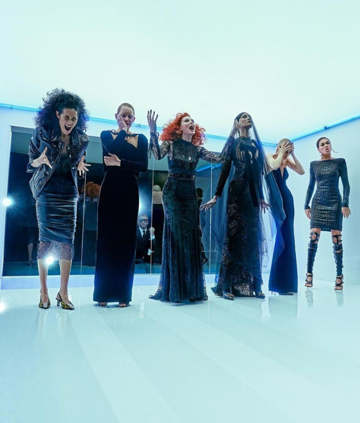 Tom Ford sa lúči so svojím módnym domom. Dizajnér predstavuje svoju poslednú dámsku kolekciu, v ktorej prevetral Zendayin virálny top, šaty Beyoncé aj róbu Gwyneth Paltrow.
