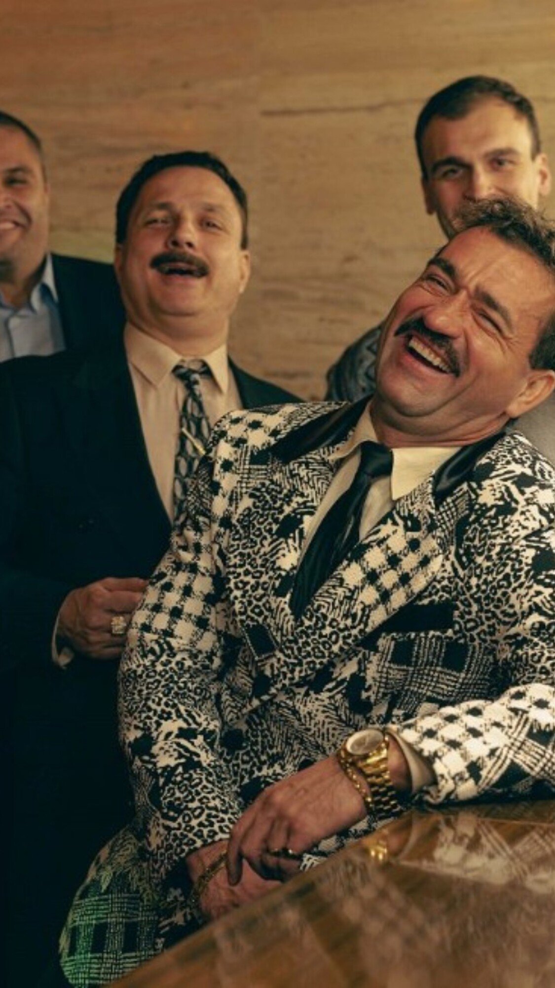 Miki, ako šéfa podsvetia domácky nazývali, totiž spolu so svojimi kumpánmi nosili fúzy, ktoré boli typické pre obdobie 90. rokov.