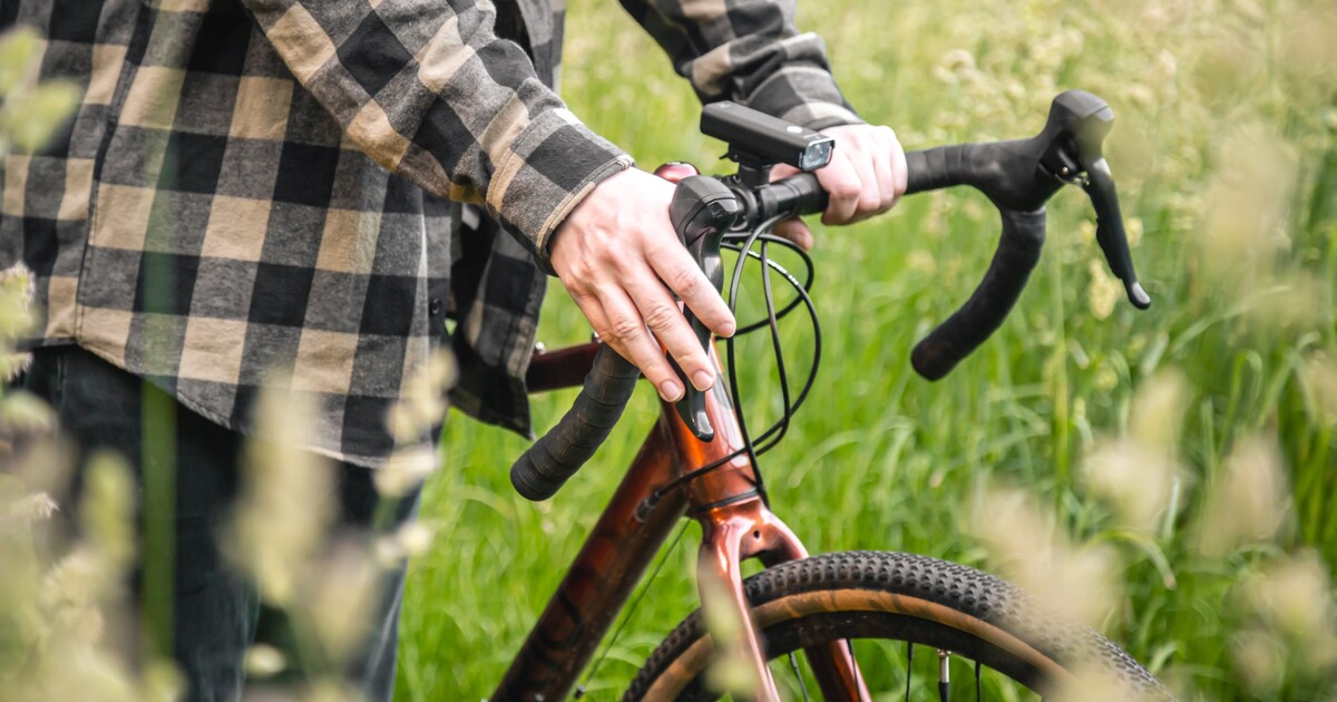 Dej mi deset korun, nebo tě zabiju! Opilý recidivista vyhrožoval seniorovi, ten ho udeřil kolem