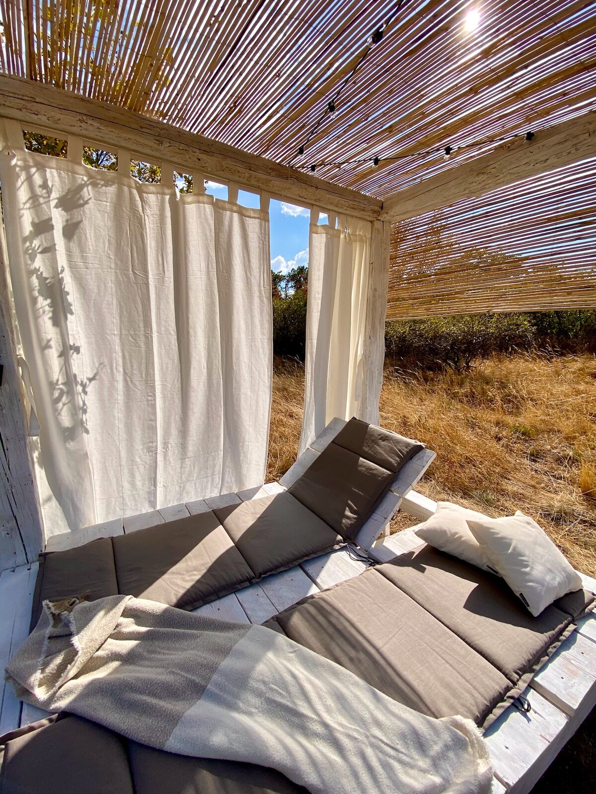 V lete môžeš spať vďaka externej posteli rovno pod holým nebom. 