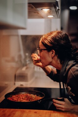 Jak se jmenuje minutková klasika, jejímž základem je maso na nudličky se sterilovanou zeleninou v pikantní omáčce? Typickou přílohou bývají bramboráky, rýže nebo hranolky.