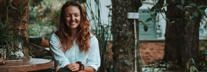 Zrušily se maturity, protože nebyl papír. Je tu bezpečno, místní si turistů neuvěřitelně váží, říká Češka na Srí Lance (Rozhovor)