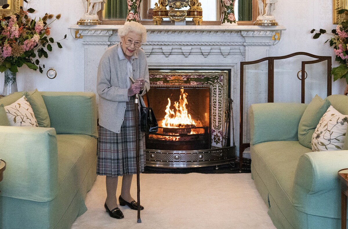 Posledná fotografia britskej kráľovnej Alžbety II. pred smrťou. Záber vznikol v utorok 6. septembra, keď kráľovná čakala novú líderku Konzervatívnej strany Liz Trussovú, aby ju požiadala o zloženie novej britskej vlády. (6. september 2022)