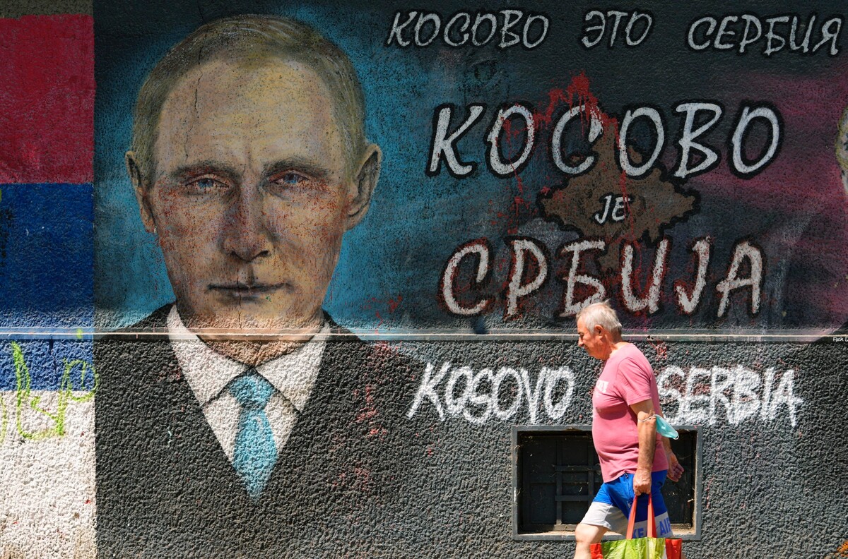 Grafity ruského prezidenta Vladimira Putina s nápisom „Kosovo je Srbsko“ v srbskom Belehrade. Napätie medzi Srbskom a Kosovom začalo narastať po tom, čo kosovské úrady prijali kontroverzné pravidlá na hraniciach pre Srbov. To vyvolalo nepokoje Srbov, ktorí stavali zátarasy z kamiónov, spúšťali sirény náletov a strieľali zo svojich zbraní do vzduchu. (1. augusta 2022)