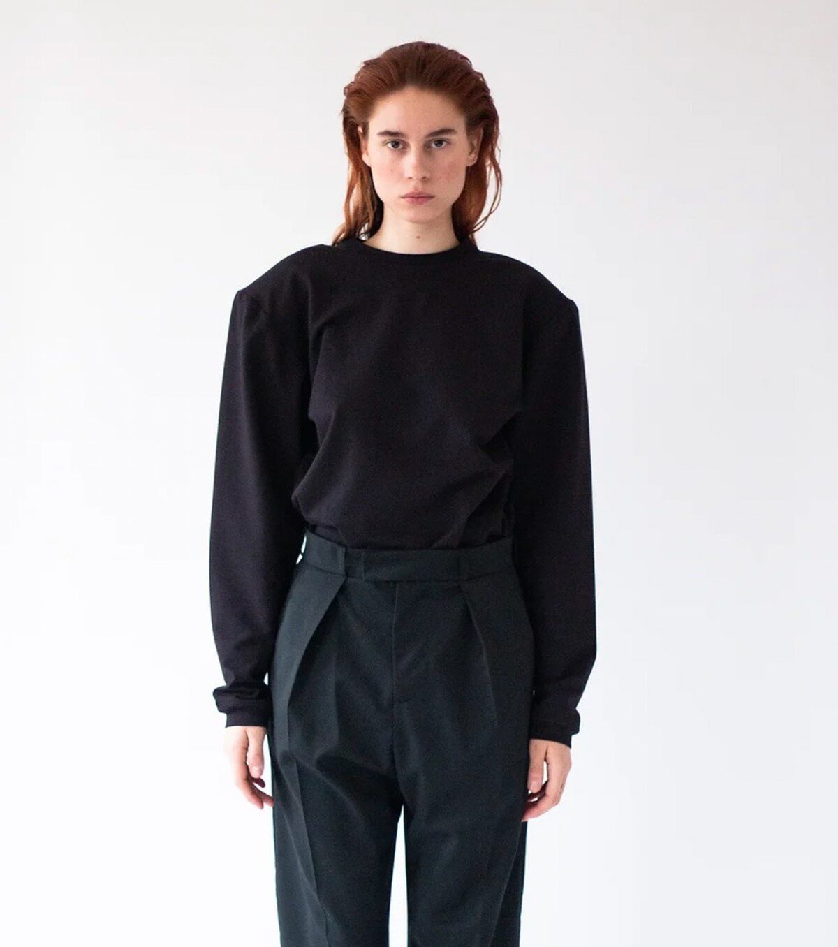 Model Vedette Long Sleeve T-shirt, ktorého základom je prémiová organická bavlna, zladíš k elegantným nohaviciam, maxisukni aj bielym džínsom.