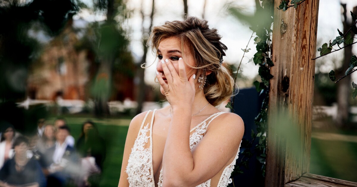 Ženě přišla před obřadem zpráva, že ji nastávající podvádí. Přečetla mu ji před oltářem místo svatebního slibu